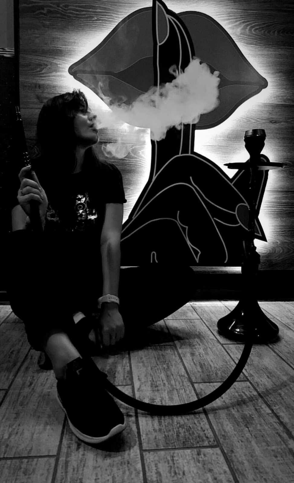 Дівчина курить кальян на аву (30 фото)