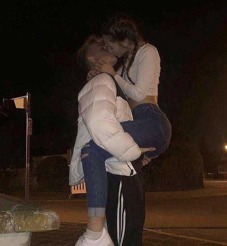 Фото поцілунку хлопця і дівчини без особи на аву (36 фото)
