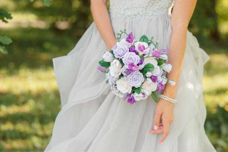 Невеста с цветами в руках
