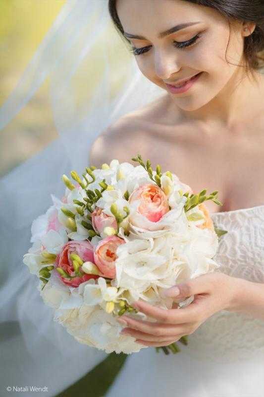 Невеста с цветами в руках