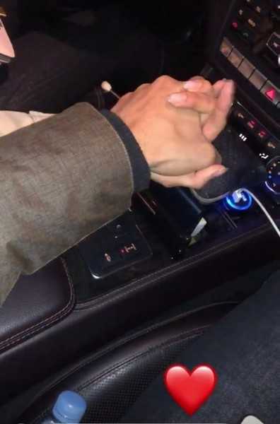 Картинки — парень держит за руку девушку в машине на аву (31 фото)