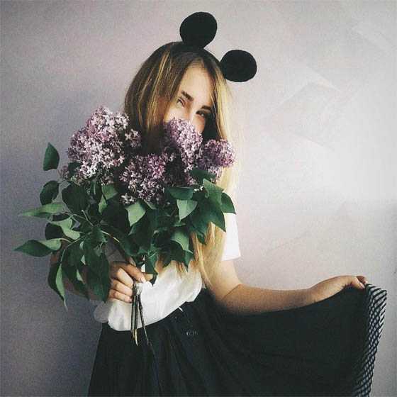 Фото девушек на аватарку с цветами (40 фото)