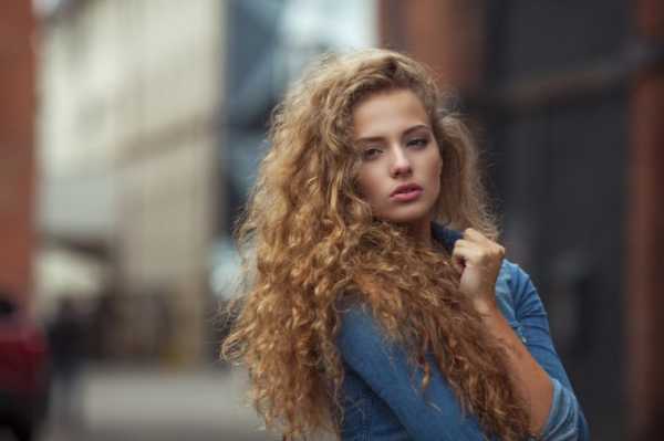 Красивые девушки с кудрявыми волосами на аву (30 фото)