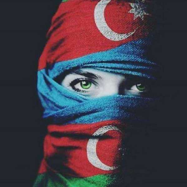 Девушка с азербайджанским флагом