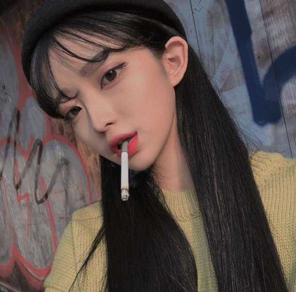 Кореянка курит