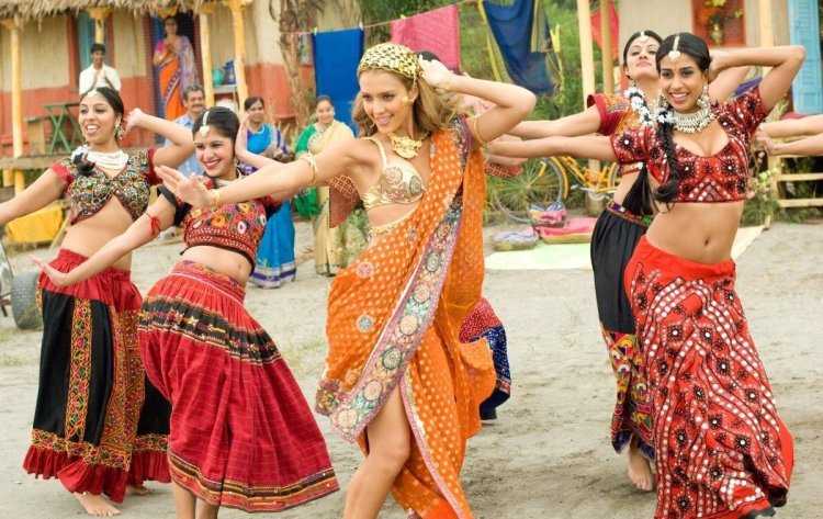 Индусы танцуют