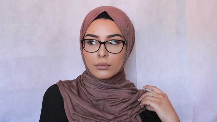 Девушка в хиджабе в очках