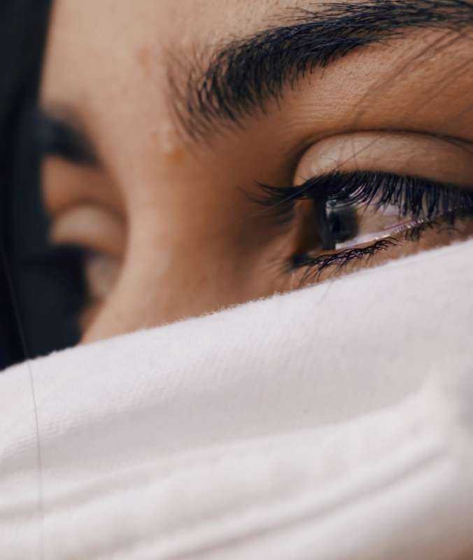 Девушка со сливамии на глазах