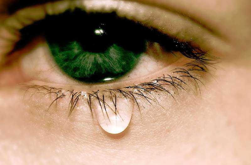 Зеленые глаза в слезах