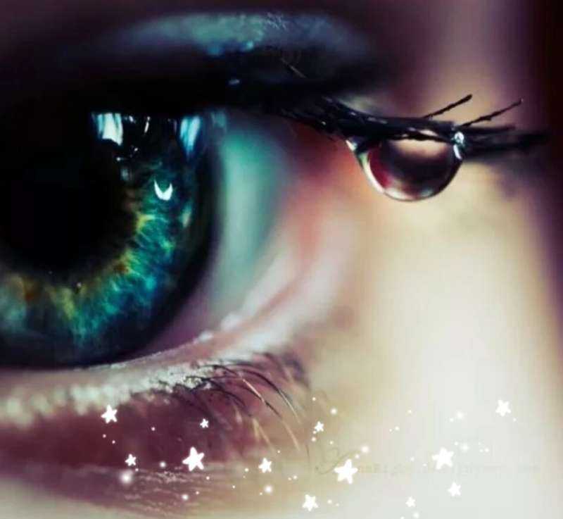 Красивые глаза со слезами