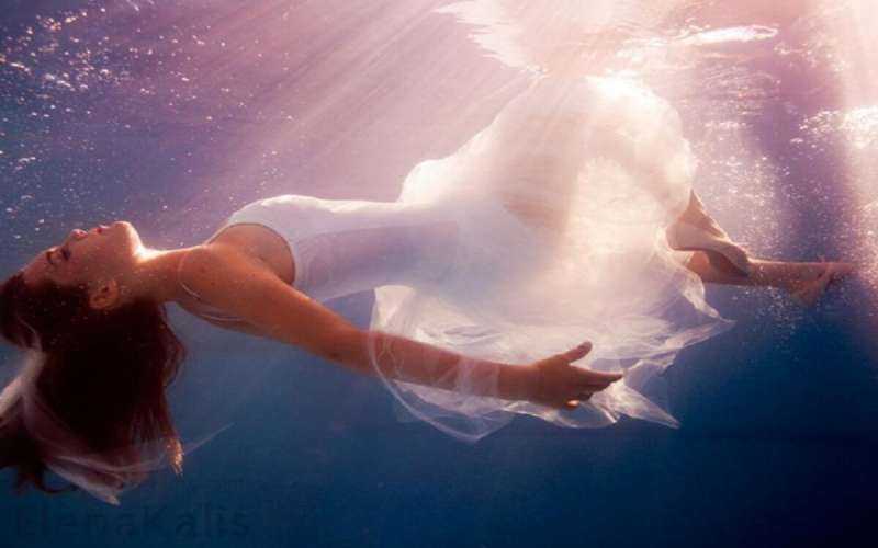 Девушка под водой тонет
