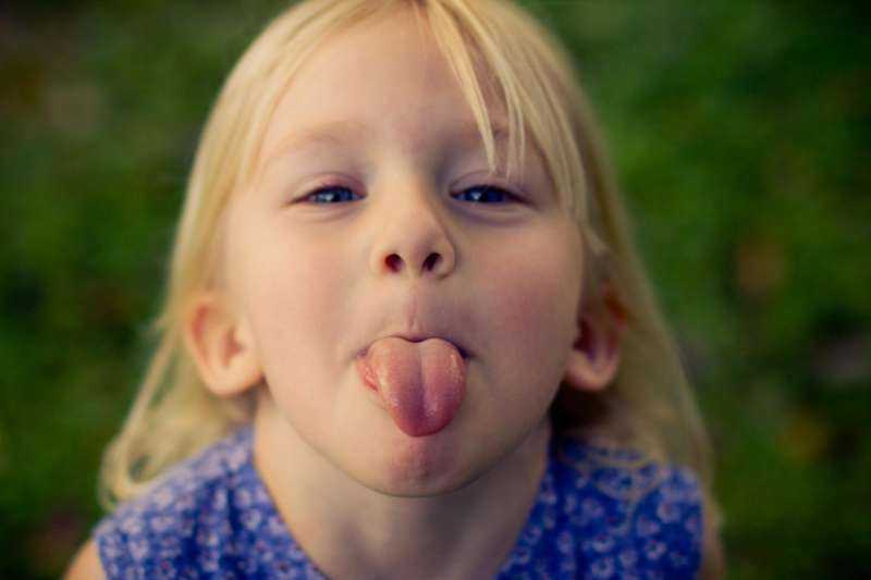Ребенок с высунутым языком