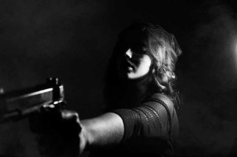 Женщина с пистолетом