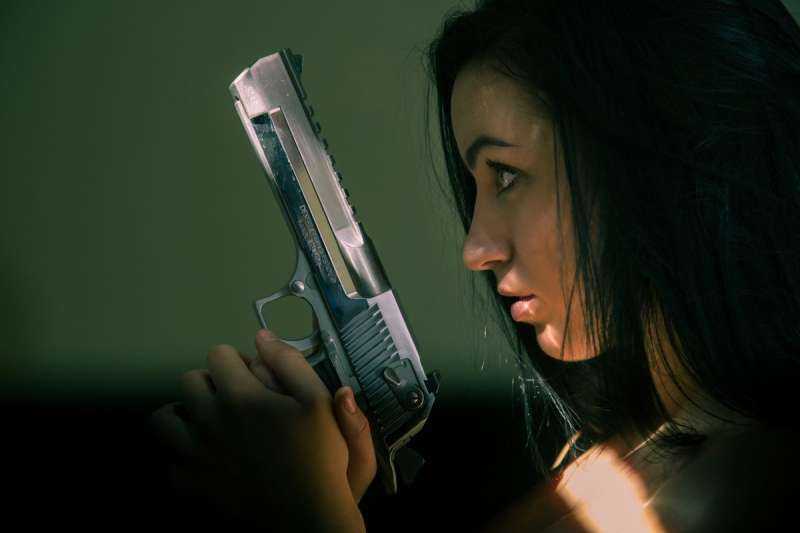Девушка с револьвером