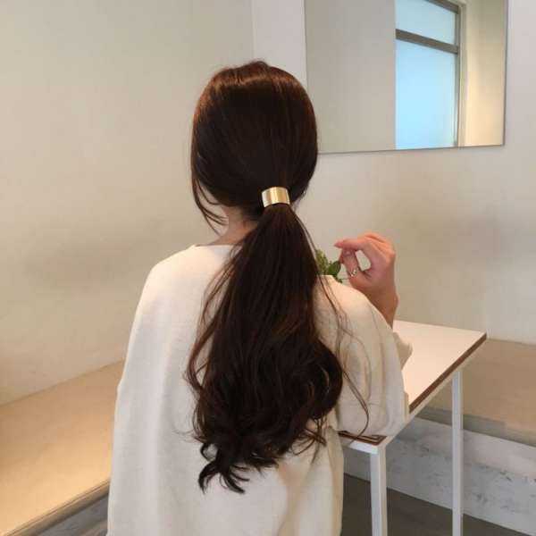 Кореянка со спины с длинными волосами