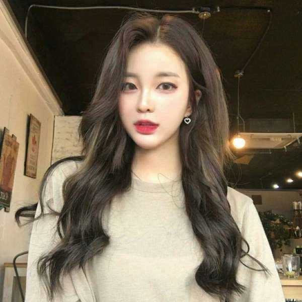 Кореянка с длинными каштановыми волосами