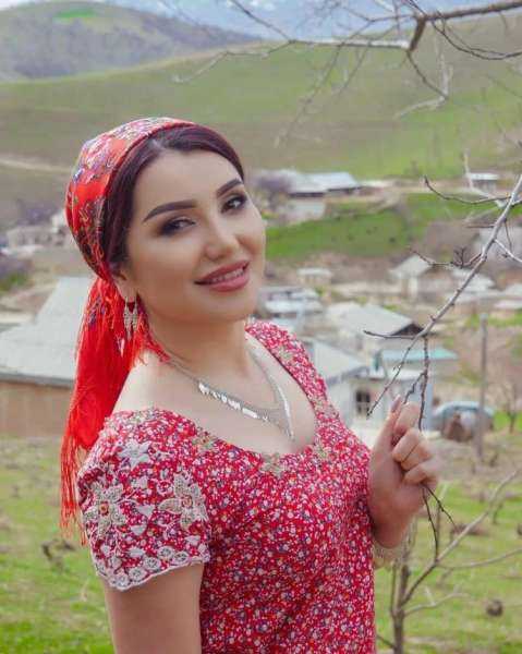 Таджикская актриса Сабрина Назри