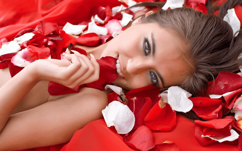 Девушка в лепестках роз