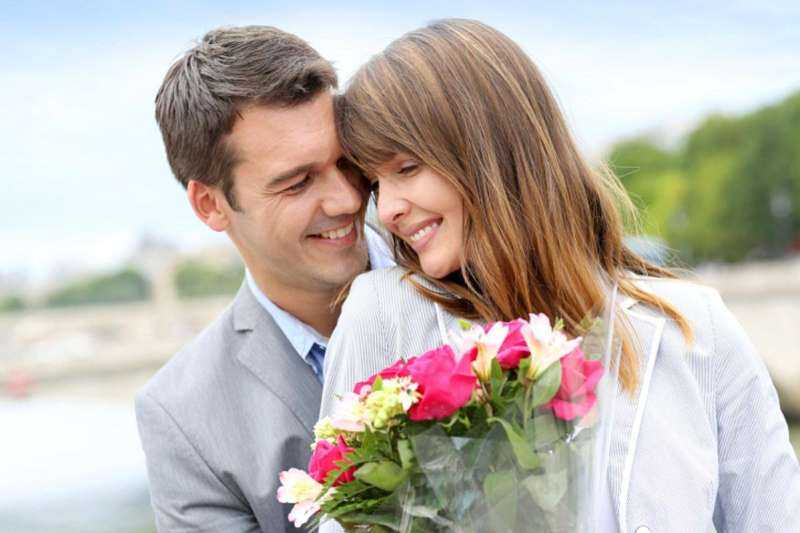 Мужчина и женщина цветы