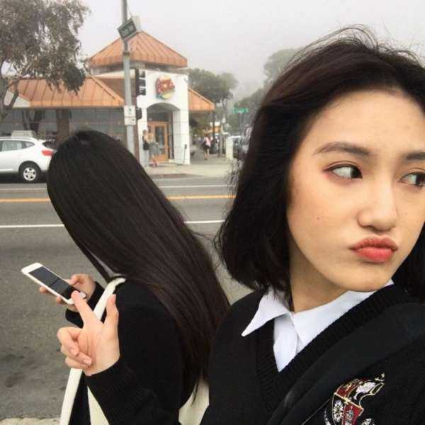 Корейская девушка в школе селфи