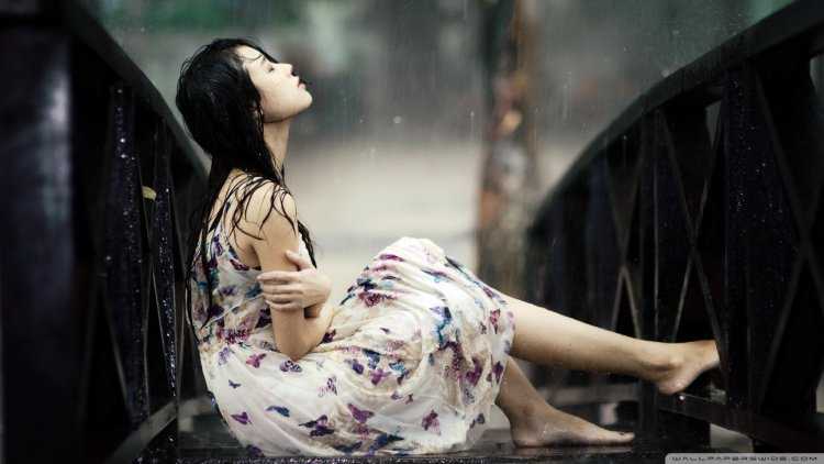Грустная девушка под дождем