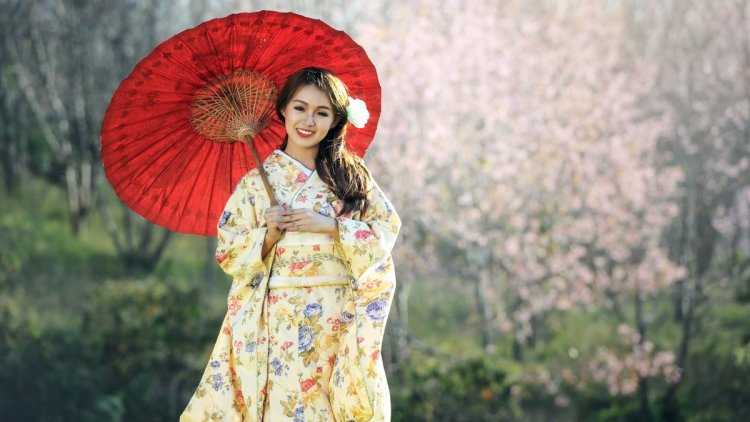 Гейша с зонтиком в кимоно