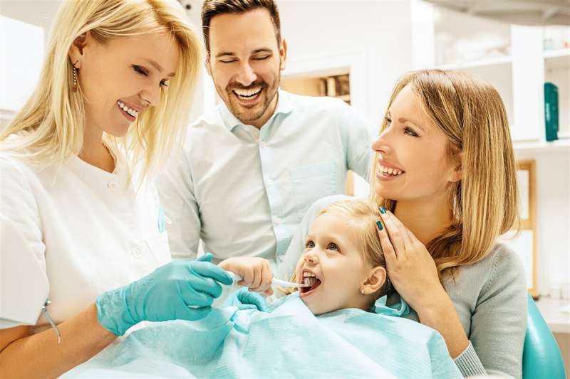 Семья у стоматолога