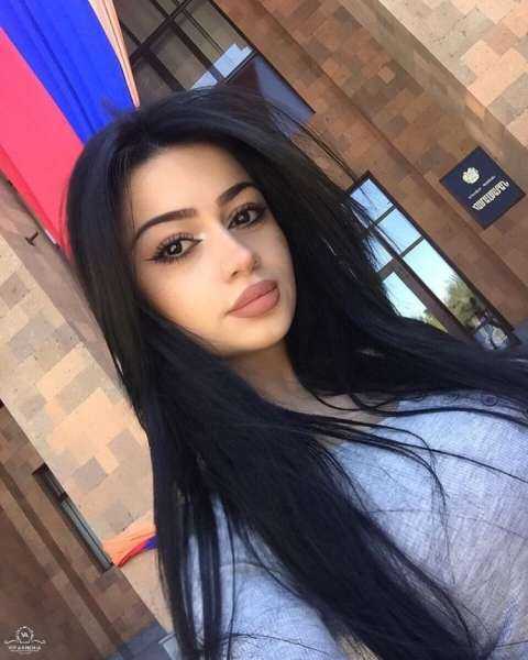 Красивые армянка Мариам Бареян