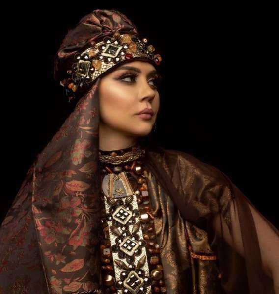 Азербайджанка в народном костюме с узорами