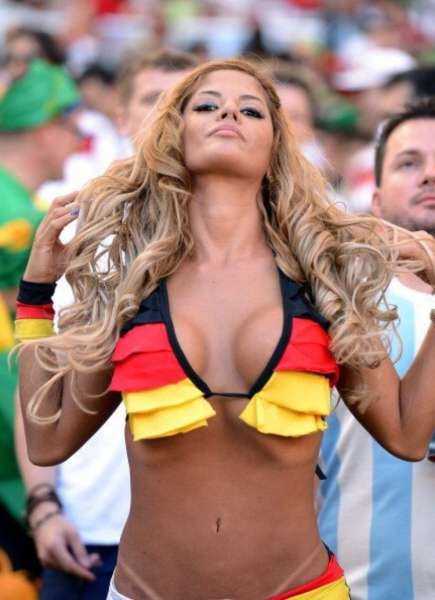 Симона Вилар популярная футбольная фанатка сборной Германии