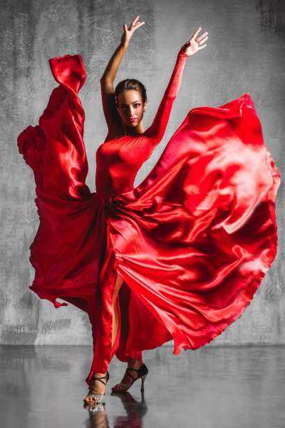 Танцующая в Красном платье