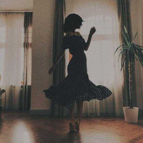 Девушка танцует в одиночестве