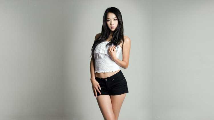 Красивые девушки азиатской внешности в мини