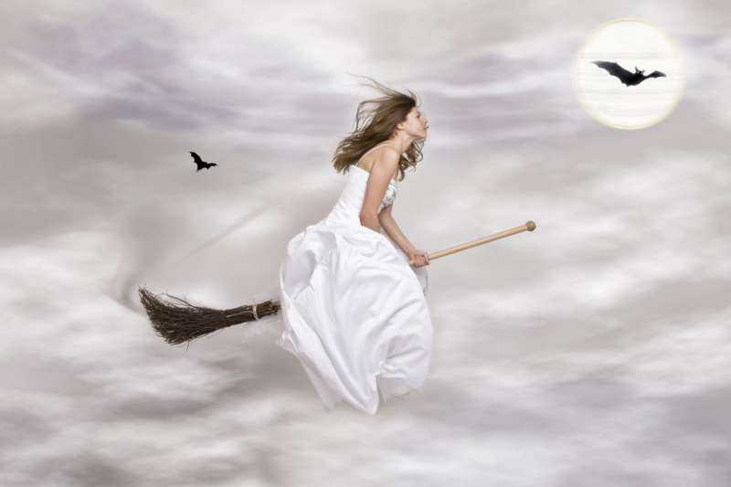 Девушка летает на метле