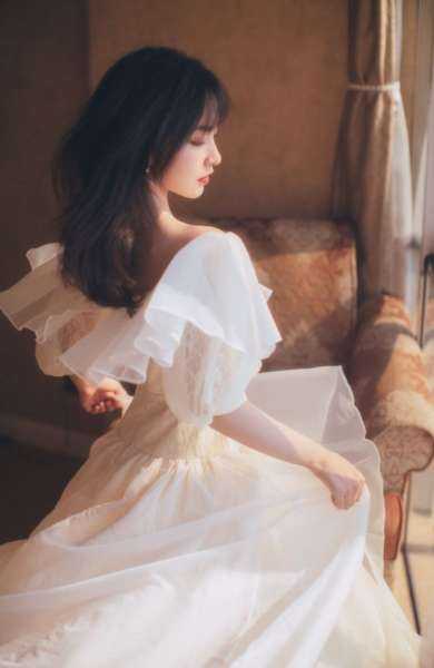 Девушка в белом платье Эстетика