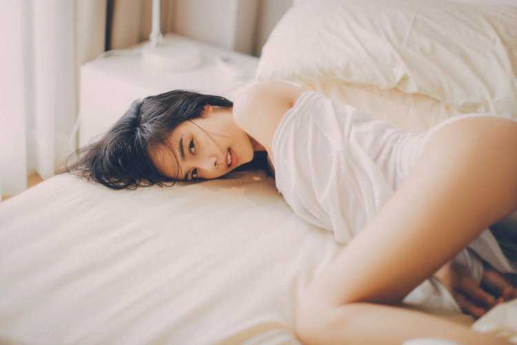 Красивые азиатские девушки обнаруженные на кровати
