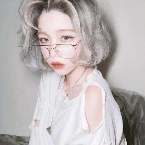 Кореянка с белыми волосами