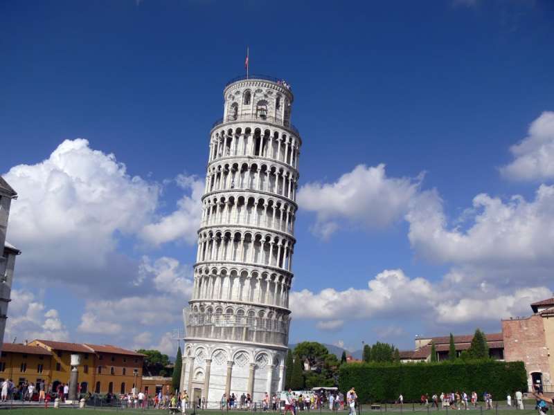 Пизанская башня в Риме