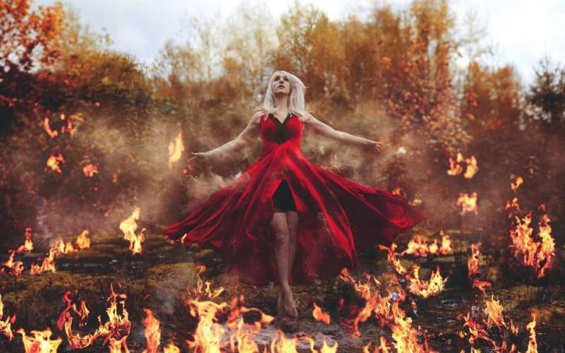 Девушка в огненном платье