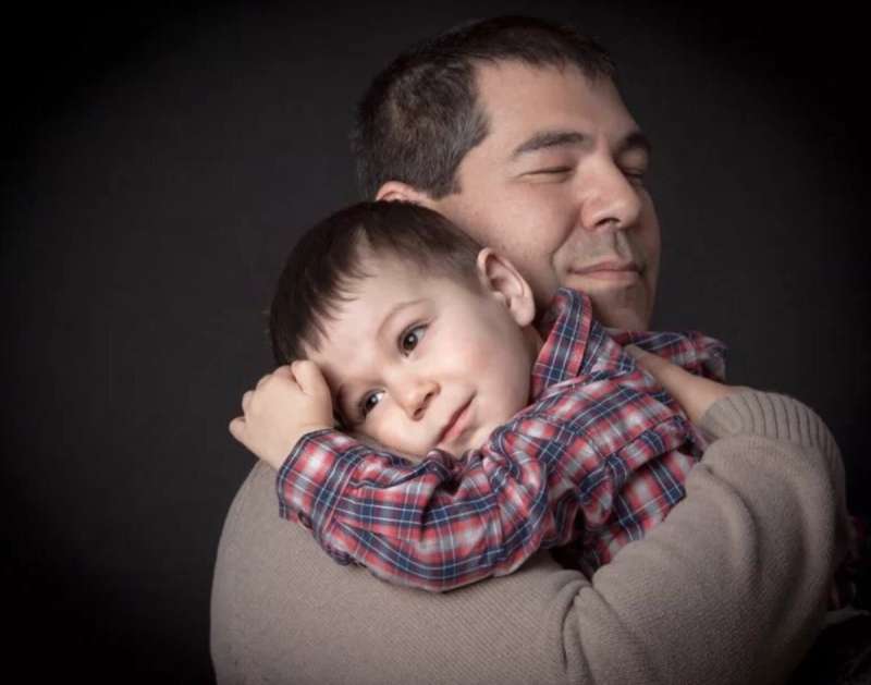 Отец обнимает ребенка