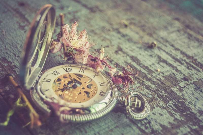 Старинные часы и цветы