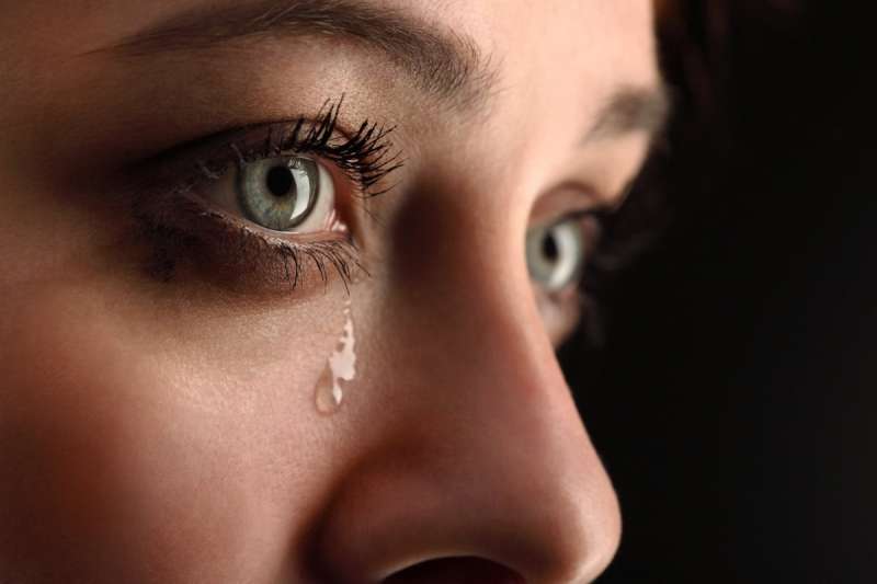 Женщина со слезами на глазах