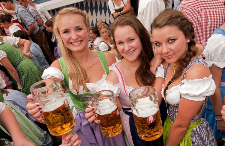 Немецкая девушка с пивом