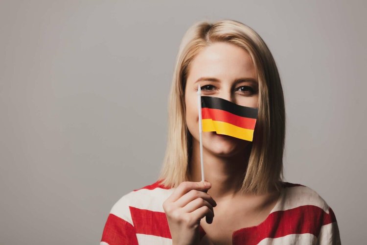 Девочка с немецким флагом