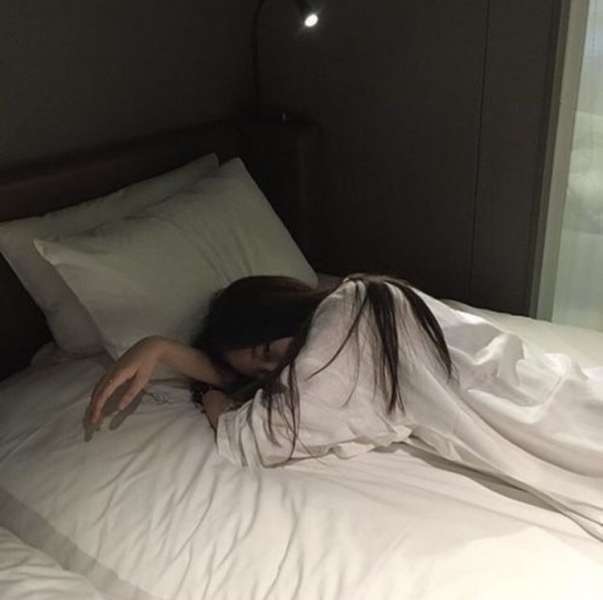 Девушка спит в кровати