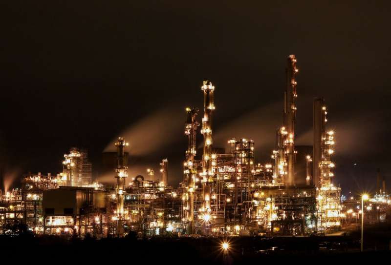 Кириши нефтеперерабатывающий завод ночью